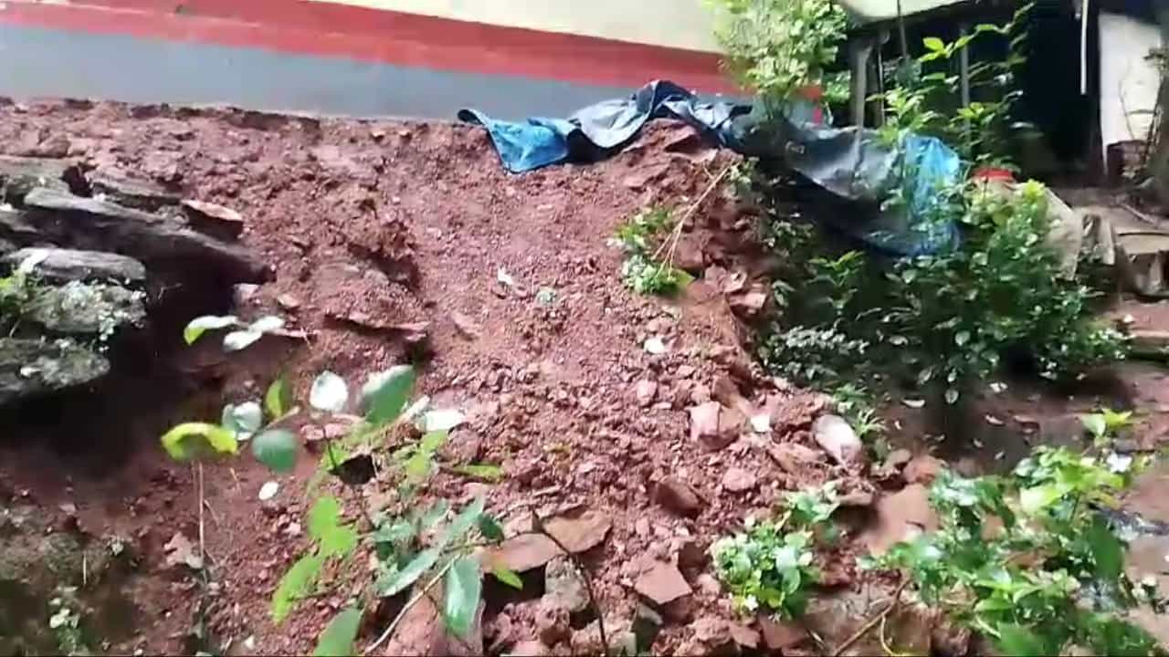 ಚಿಕ್ಕಮಗಳೂರು ಜಿಲ್ಲೆಯ 5 ಗ್ರಾಮಗಳು ಅಪಾಯಕರ ಸ್ಥಿತಿಯಲ್ಲಿ: ಕುಟುಂಬಗಳ ಸ್ಥಳಾಂತರಕ್ಕೆ ಸೂಚನೆ ಚಿಕ್ಕಮಗಳೂರು ಜಿಲ್ಲೆಯ 5 ಗ್ರಾಮಗಳು ಅಪಾಯಕರ ಸ್ಥಿತಿಯಲ್ಲಿ: ಕುಟುಂಬಗಳ ಸ್ಥಳಾಂತರಕ್ಕೆ ಸೂಚನೆ