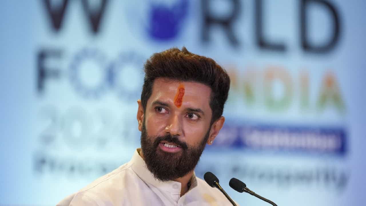 ನನ್ನ ತಂದೆಯಂತೆ ತತ್ವ, ಸಿದ್ಧಾಂತಕ್ಕಾಗಿ ಸಚಿವ ಸ್ಥಾನ ಬಿಟ್ಟುಕೊಡಲೂ ಸಿದ್ಧ; ಚಿರಾಗ್ ಪಾಸ್ವಾನ್ ಅಚ್ಚರಿಯ ಹೇಳಿಕೆ ನನ್ನ ತಂದೆಯಂತೆ ತತ್ವ, ಸಿದ್ಧಾಂತಕ್ಕಾಗಿ ಸಚಿವ ಸ್ಥಾನ ಬಿಟ್ಟುಕೊಡಲೂ ಸಿದ್ಧ; ಚಿರಾಗ್ ಪಾಸ್ವಾನ್ ಅಚ್ಚರಿಯ ಹೇಳಿಕೆ