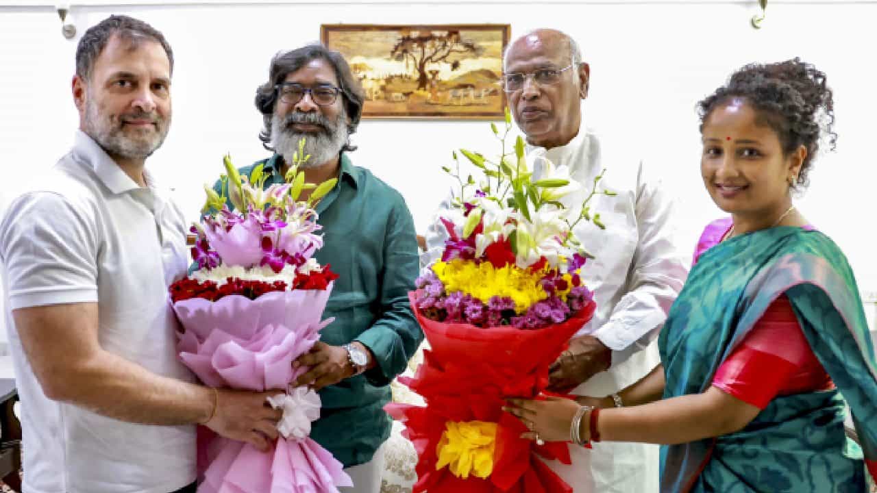 ಜಾರ್ಖಂಡ್ನಲ್ಲಿ ಜೆಎಂಎಂ, ಕಾಂಗ್ರೆಸ್ 70 ಸ್ಥಾನಗಳಲ್ಲಿ ಮೈತ್ರಿ; ಸಿಎಂ ಹೇಮಂತ್ ಸೊರೆನ್ ಘೋಷಣೆ ಜಾರ್ಖಂಡ್ನಲ್ಲಿ ಜೆಎಂಎಂ, ಕಾಂಗ್ರೆಸ್ 70 ಸ್ಥಾನಗಳಲ್ಲಿ ಮೈತ್ರಿ; ಸಿಎಂ ಹೇಮಂತ್ ಸೊರೆನ್ ಘೋಷಣೆ