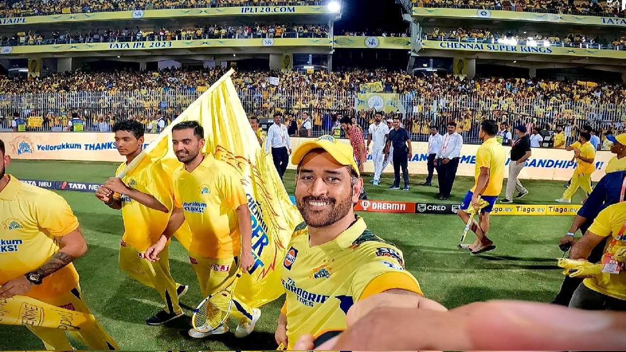 IPL 2025: ಮಹೇಂದ್ರ ಸಿಂಗ್ ಧೋನಿ ಐಪಿಎಲ್ 2025 ರಲ್ಲಿ ಕಣಕ್ಕಿಳಿಯಲಿದ್ದಾರಾ? ಈ ಬಿಲಿಯನ್ ಡಾಲರ್ ಪ್ರಶ್ನೆಗೆ ಕೊನೆಗೂ ಉತ್ತರ ಸಿಕ್ಕಿದೆ. ಅದು ಸಹ ಚೆನ್ನೈ ಸೂಪರ್ ಕಿಂಗ್ಸ್ ಪರ ಧೋನಿ ರಿಟೈನ್ ಆಗಲಿದ್ದಾರೆ ಎಂಬ ಸಿಹಿ ಸುದ್ದಿಯೊಂದಿಗೆ. ಅಂದರೆ ಎಂಎಸ್​ಡಿ ಮುಂದಿನ ಐಪಿಎಲ್​ನಲ್ಲಿ ಕಾಣಿಸಿಕೊಳ್ಳುವುದು ಖಚಿತವಾಗಿದೆ.