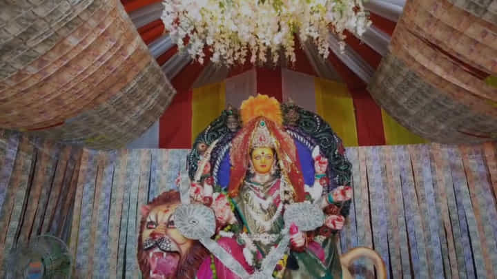 45 ಲಕ್ಷ ರೂ. ನೋಟುಗಳಿಂದ ದುರ್ಗಾ ದೇವಿಗೆ ಅಲಂಕಾರ! ಬೆರಗಾದ ಭಕ್ತರು 45 ಲಕ್ಷ ರೂ. ನೋಟುಗಳಿಂದ ದುರ್ಗಾ ದೇವಿಗೆ ಅಲಂಕಾರ! ಬೆರಗಾದ ಭಕ್ತರು