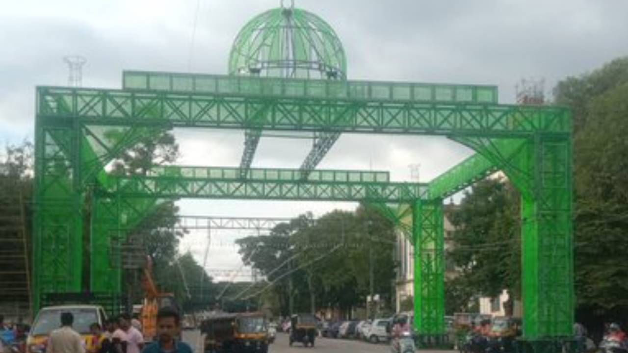 ಮೈಸೂರು ದಸರಾದಲ್ಲೂ ಧರ್ಮ ದಂಗಲ್: ಗುಂಬಜ್ ಮಾದರಿಯ ದೀಪಾಲಂಕಾರಕ್ಕೆ ಅಪಸ್ವರ ಮೈಸೂರು ದಸರಾದಲ್ಲೂ ಧರ್ಮ ದಂಗಲ್: ಗುಂಬಜ್ ಮಾದರಿಯ ದೀಪಾಲಂಕಾರಕ್ಕೆ ಅಪಸ್ವರ