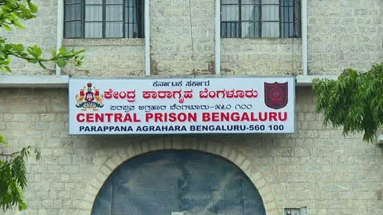 ದರ್ಶನ್ ಕೇಸ್ ಬಳಿಕವೂ ನಿಲ್ಲದ ರಾಜಾತಿಥ್ಯ: ಜೈಲಿನಿಂದಲೇ ಜೀವ ಬೆದರಿಕೆ ಸಂದೇಶ ರವಾನೆ ದರ್ಶನ್ ಕೇಸ್ ಬಳಿಕವೂ ನಿಲ್ಲದ ರಾಜಾತಿಥ್ಯ: ಜೈಲಿನಿಂದಲೇ ಜೀವ ಬೆದರಿಕೆ ಸಂದೇಶ ರವಾನೆ
