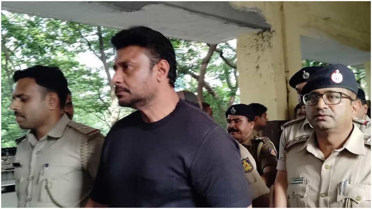 ದರ್ಶನ್ಗೆ ಶೀಘ್ರವೇ ಬಿಗ್ ಶಾಕ್; ಬೆಂಗಳೂರು ಪೊಲೀಸರಿಂದ ಮಹತ್ವದ ನಿರ್ಧಾರ ದರ್ಶನ್ಗೆ ಶೀಘ್ರವೇ ಬಿಗ್ ಶಾಕ್; ಬೆಂಗಳೂರು ಪೊಲೀಸರಿಂದ ಮಹತ್ವದ ನಿರ್ಧಾರ