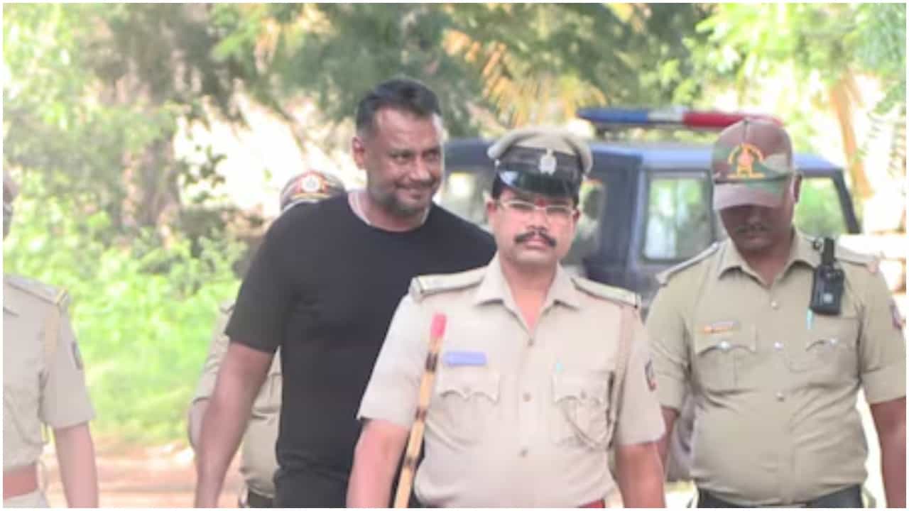 ಶೂಟಿಂಗ್ ಮಾಡುವಂತಿಲ್ಲ, ಪಾಸ್ಪೋರ್ಟ್ ಸರೆಂಡರ್ ಮಾಡಬೇಕು; ದರ್ಶನ್ಗೆ ಕೋರ್ಟ್ ಹಾಕಿದ ಷರತ್ತುಗಳಿವು ಶೂಟಿಂಗ್ ಮಾಡುವಂತಿಲ್ಲ, ಪಾಸ್ಪೋರ್ಟ್ ಸರೆಂಡರ್ ಮಾಡಬೇಕು; ದರ್ಶನ್ಗೆ ಕೋರ್ಟ್ ಹಾಕಿದ ಷರತ್ತುಗಳಿವು