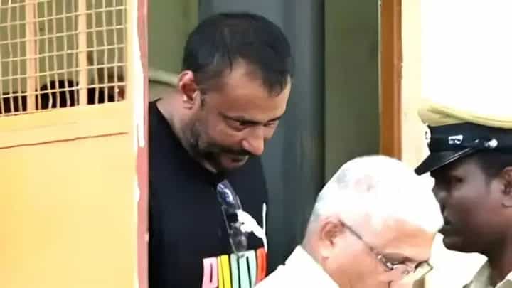 ಜೈಲಿಗೆ ಬಂದ ಸಹೋದರ, ಪತ್ನಿಯ ಭೇಟಿಗೆ ಬೇಸರದಲ್ಲೇ ಬಂದ ದರ್ಶನ್: ವಿಡಿಯೋ ಜೈಲಿಗೆ ಬಂದ ಸಹೋದರ, ಪತ್ನಿಯ ಭೇಟಿಗೆ ಬೇಸರದಲ್ಲೇ ಬಂದ ದರ್ಶನ್: ವಿಡಿಯೋ