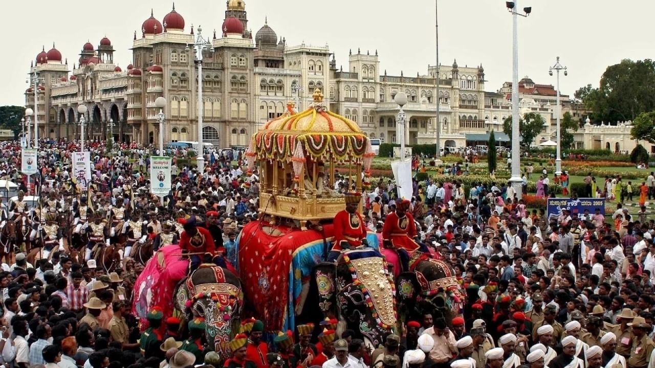  ಸರ್ವಾರ್ಥ ಸಿದ್ಧಿ ಯೋಗ- ರವಿಯೋಗ: ಇದು ಸರ್ವಾರ್ಥ ಸಿದ್ಧಿ ಯೋಗ. ಇದೊಂದು ಮಂಗಳಕರ ಯೋಗ. ಈ ಯೋಗದಲ್ಲಿ ಪೂಜೆ ಮಾಡುವುದರಿಂದ ಇಷ್ಟಾರ್ಥಗಳು ಈಡೇರುತ್ತವೆ. ಈ ಬಾರಿ ನವರಾತ್ರಿಯ ಸಂದರ್ಭದಲ್ಲಿ 4 ದಿನಗಳ ಕಾಲ ಈ ಯೋಗಗಳು ಬೀಳುತ್ತಿವೆ. ಪಂಚಾಂಗದ ಪ್ರಕಾರ, ಈ ಅಪರೂಪದ ಯೋಗ ಅಕ್ಟೋಬರ್ 5 ರಂದು ಪ್ರಾರಂಭವಾಗಲಿದ್ದು, ಅಕ್ಟೋಬರ್ 8 ರವರೆಗೆ ಇರುತ್ತದೆ. ಇದರೊಂದಿಗೆ ಈ ಬಾರಿಯ ನವರಾತ್ರಿಯಲ್ಲಿ ಅಪರೂಪದ ರವಿಯೋಗವೂ ರೂಪುಗೊಳ್ಳುತ್ತಿದೆ. ಈ ಮಂಗಳಕರ ಯೋಗದಲ್ಲಿ ಪೂಜಿಸುವುದರಿಂದ ಸಮಾಜದಲ್ಲಿ ವ್ಯಕ್ತಿಯ ಗೌರವ ಹೆಚ್ಚಾಗುತ್ತದೆ ಮತ್ತು ಉದ್ಯೋಗದಲ್ಲಿ ಭಡ್ತಿಯನ್ನು ಪಡೆಯುತ್ತಾರೆ. 