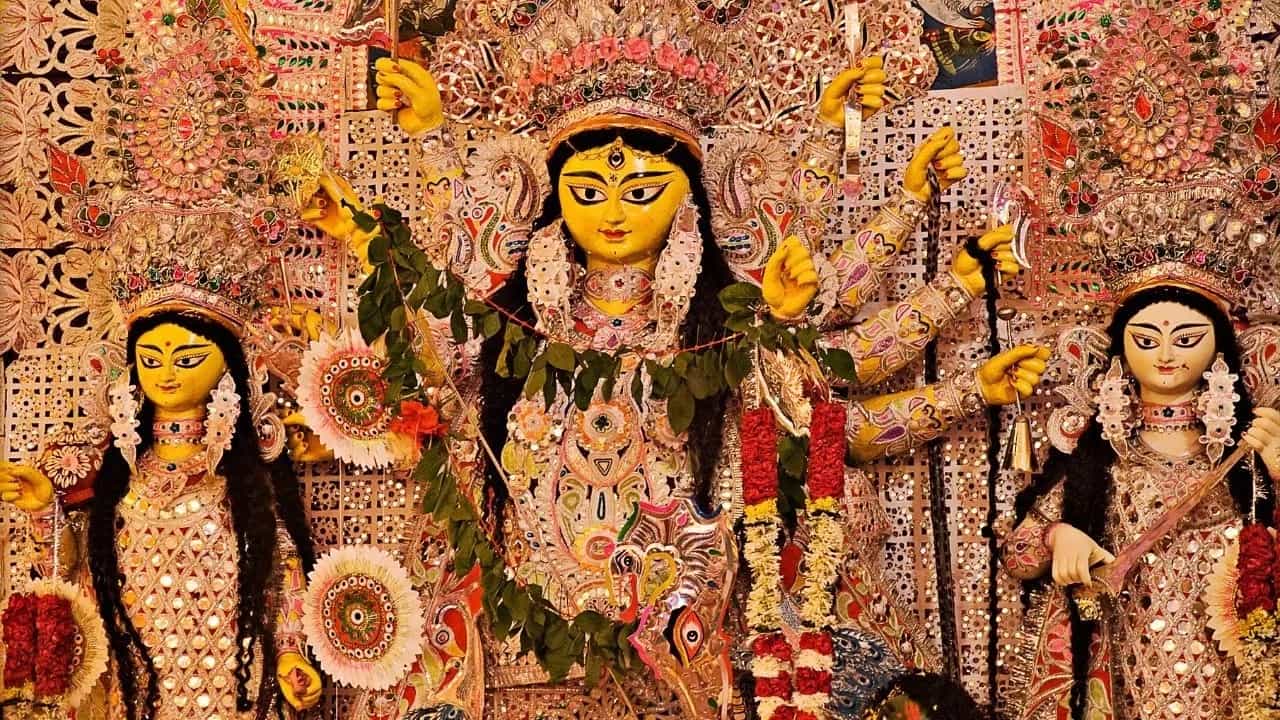 ನಾಳೆ ಮಹಾಲಯ ಅಮಾವಾಸ್ಯೆಗೆ ಪಿತೃ ಪಕ್ಷ 2024 ಕೊನೆಗೊಳ್ಳಲಿದೆ. ಇದರ ಬೆನ್ನಲ್ಲೇ ಶಾರದೀಯ ನವರಾತ್ರಿ ಆರಂಭವಾಗುತ್ತದೆ. ಇದರಲ್ಲಿ 9 ದಿನಗಳ ಕಾಲ ಒಂಬತ್ತು ದೇವತೆಗಳನ್ನು ಪೂಜಿಸಲಾಗುತ್ತದೆ ಮತ್ತು ಆಯಾ ದೇವಿಗಳ ಹೆಸರಿನಲ್ಲಿ ಉಪವಾಸ ವ್ರತವನ್ನು ಆಚರಿಸಲಾಗುತ್ತದೆ. ಹಿಂದೂ ಧರ್ಮದಲ್ಲಿ ನವರಾತ್ರಿ/ ದಸರಾ ಹಬ್ಬಕ್ಕೆ ಹೆಚ್ಚಿನ ಮಹತ್ವವಿದೆ.