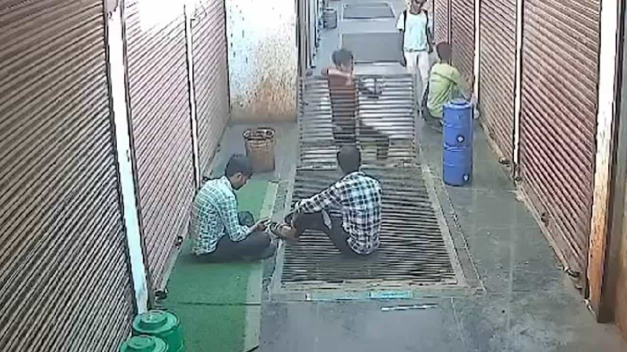 ಆಗ್ರಾ: ರೀಲ್ಸ್ ಮಾಡುತ್ತಿರುವಾಗ ಕಾಲು ಜಾರಿ ನಾಲ್ಕನೇ ಮಹಡಿಯಿಂದ ಬಿದ್ದು ಯುವಕ ಸಾವು ಆಗ್ರಾ: ರೀಲ್ಸ್ ಮಾಡುತ್ತಿರುವಾಗ ಕಾಲು ಜಾರಿ ನಾಲ್ಕನೇ ಮಹಡಿಯಿಂದ ಬಿದ್ದು ಯುವಕ ಸಾವು