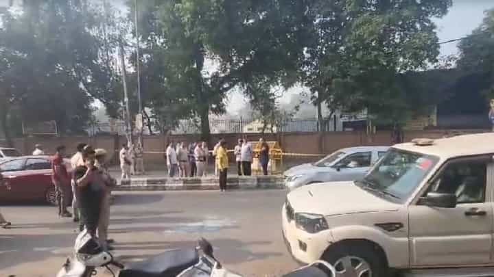 ದೆಹಲಿ: ಸಿಆರ್ಪಿಎಫ್ ಸ್ಕೂಲ್ ಎದುರು ನಿಗೂಢ ಸ್ಫೋಟ ದೆಹಲಿ: ಸಿಆರ್ಪಿಎಫ್ ಸ್ಕೂಲ್ ಎದುರು ನಿಗೂಢ ಸ್ಫೋಟ