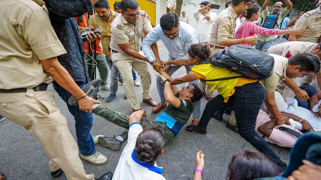 ಲೆಫ್ಟಿನೆಂಟ್ ಗವರ್ನರ್ ನಿವಾಸದ ಹೊರಗೆ ಪ್ರತಿಭಟನೆ; ದೆಹಲಿ ಸಚಿವರು, ಎಎಪಿ ನಾಯಕರ ಬಂಧನ ಲೆಫ್ಟಿನೆಂಟ್ ಗವರ್ನರ್ ನಿವಾಸದ ಹೊರಗೆ ಪ್ರತಿಭಟನೆ; ದೆಹಲಿ ಸಚಿವರು, ಎಎಪಿ ನಾಯಕರ ಬಂಧನ