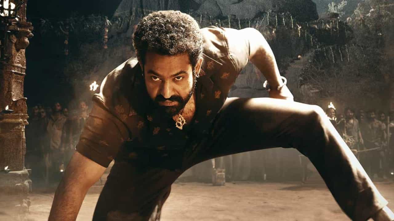 ನೆಗೆಟಿವ್ ವಿಮರ್ಶೆಗಳ ನಡುವೆಯೂ ಮುಂದುವರೆದ ‘ದೇವರ’ ಅಬ್ಬರ ನೆಗೆಟಿವ್ ವಿಮರ್ಶೆಗಳ ನಡುವೆಯೂ ಮುಂದುವರೆದ ‘ದೇವರ’ ಅಬ್ಬರ