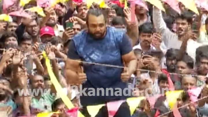 ಅಭಿಮಾನಿಗಳಿಂದ ಧ್ರುವ ಸರ್ಜಾಗೆ ಹೂಮಳೆ, ಸ್ಟೆಪ್ ಹಾಕಿದ ಧ್ರುವ ಅಭಿಮಾನಿಗಳಿಂದ ಧ್ರುವ ಸರ್ಜಾಗೆ ಹೂಮಳೆ, ಸ್ಟೆಪ್ ಹಾಕಿದ ಧ್ರುವ