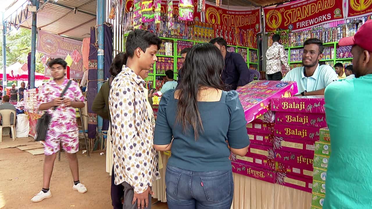 Deepavali: ಬೆಂಗಳೂರಿನಲ್ಲಿ ಪಟಾಕಿ ಮಾರಾಟ ಜೋರು, ಗ್ರಾಹಕರಿಗೆ ತಟ್ಟಿದ ಪಟಾಕಿ ಬೆಲೆಯೇರಿಕೆ ಬಿಸಿ Deepavali: ಬೆಂಗಳೂರಿನಲ್ಲಿ ಪಟಾಕಿ ಮಾರಾಟ ಜೋರು, ಗ್ರಾಹಕರಿಗೆ ತಟ್ಟಿದ ಪಟಾಕಿ ಬೆಲೆಯೇರಿಕೆ ಬಿಸಿ