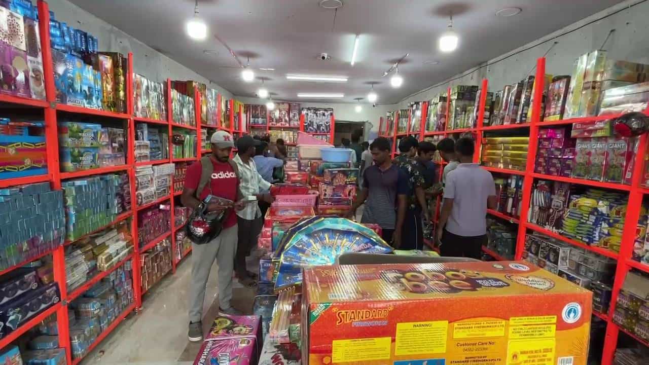 ಪಟಾಕಿ ದುರಂತ ಕರಿ ನೆರಳು: ಅತ್ತಿಬೆಲೆಯಲ್ಲಿ ಪಟಾಕಿ ಮಾರಾಟ ಕುಸಿತ ಪಟಾಕಿ ದುರಂತ ಕರಿ ನೆರಳು: ಅತ್ತಿಬೆಲೆಯಲ್ಲಿ ಪಟಾಕಿ ಮಾರಾಟ ಕುಸಿತ