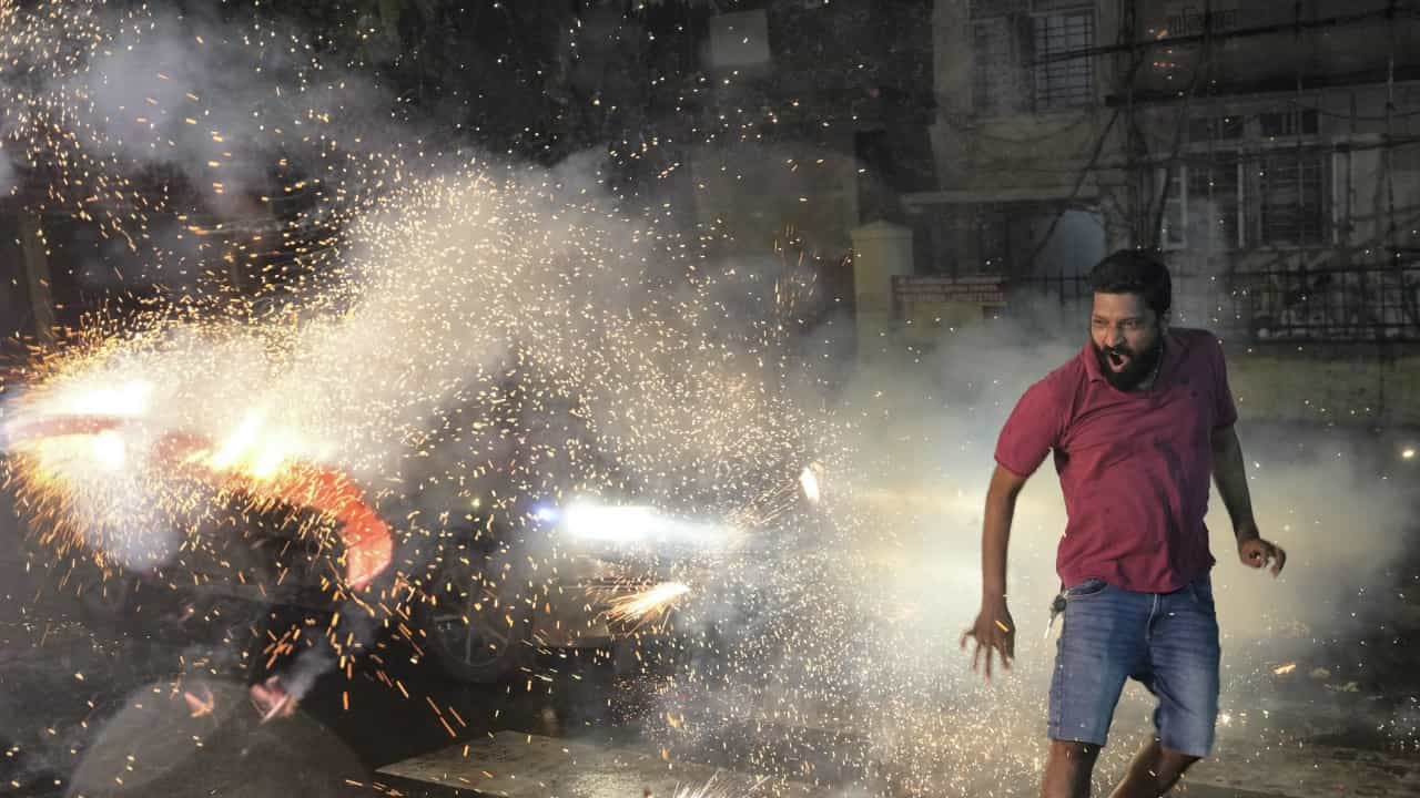 ದೀಪಾವಳಿಗೆ ಪಟಾಕಿ ಖರೀದಿಸುತ್ತೀರಾ? ಬೆಂಗಳೂರು ಪೊಲಿಸ್ ಆಯುಕ್ತರು ಕೊಟ್ಟ ಈ ಸೂಚನೆ ತಪ್ಪದೇ ಗಮನಿಸಿ ದೀಪಾವಳಿಗೆ ಪಟಾಕಿ ಖರೀದಿಸುತ್ತೀರಾ? ಬೆಂಗಳೂರು ಪೊಲಿಸ್ ಆಯುಕ್ತರು ಕೊಟ್ಟ ಈ ಸೂಚನೆ ತಪ್ಪದೇ ಗಮನಿಸಿ