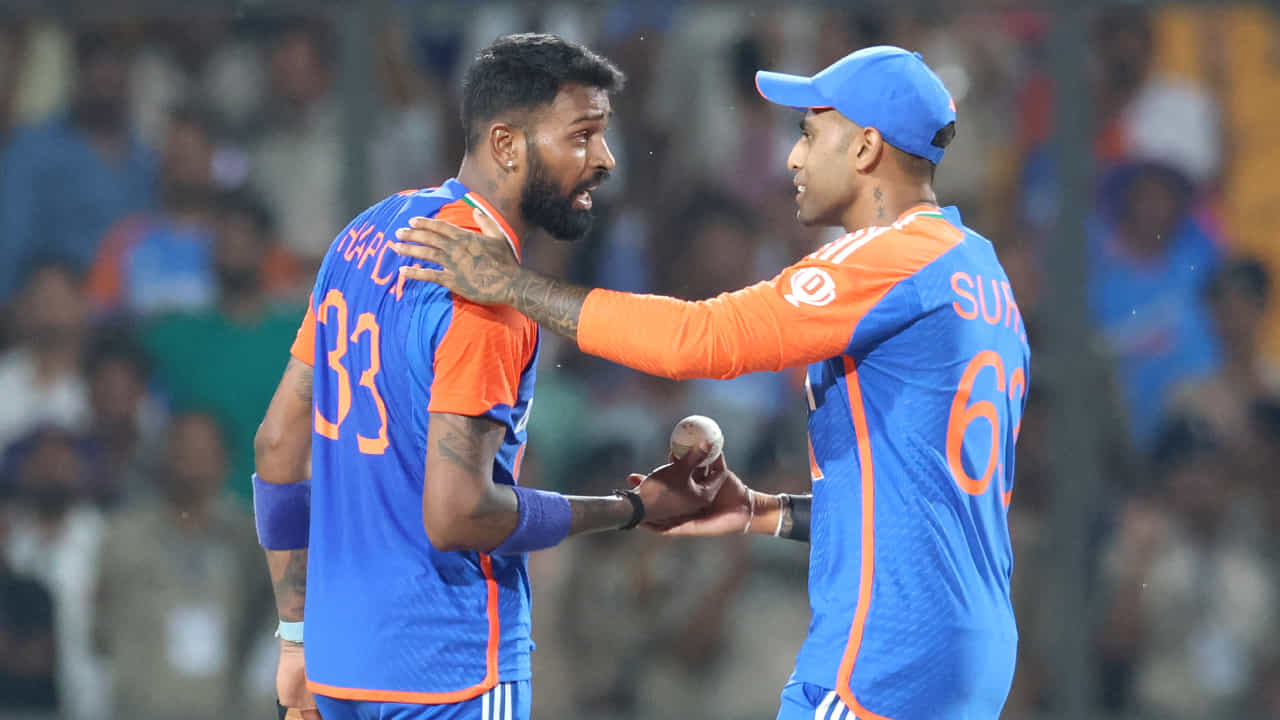 ಐಸಿಸಿ ನೂತನ ರ್ಯಾಂಕಿಂಗ್ ಪಟ್ಟಿಯನ್ನು ಬಿಡುಗಡೆ ಮಾಡಿದ್ದು, ಇತ್ತೀಚಿನ ಶ್ರೇಯಾಂಕ ಪಟ್ಟಿಯಲ್ಲಿ ಟೀಂ ಇಂಡಿಯಾ ಆಟಗಾರರು ಬಂಪರ್ ಲಾಭ ಗಳಿಸಿದ್ದಾರೆ. ಬಾಂಗ್ಲಾದೇಶ ವಿರುದ್ಧದ ಮೊದಲ ಟಿ20 ಪಂದ್ಯದಲ್ಲಿ ಅಮೋಘ ಪ್ರದರ್ಶನ ನೀಡಿದ್ದ ಹಾರ್ದಿಕ್ ಪಾಂಡ್ಯ ಆಲ್ರೌಂಡರ್ಗಳ ಶ್ರೇಯಾಂಕ ಪಟ್ಟಿಯಲ್ಲಿ ಭರ್ಜರಿ ಏರಿಕೆ ಕಂಡಿದ್ದಾರೆ.