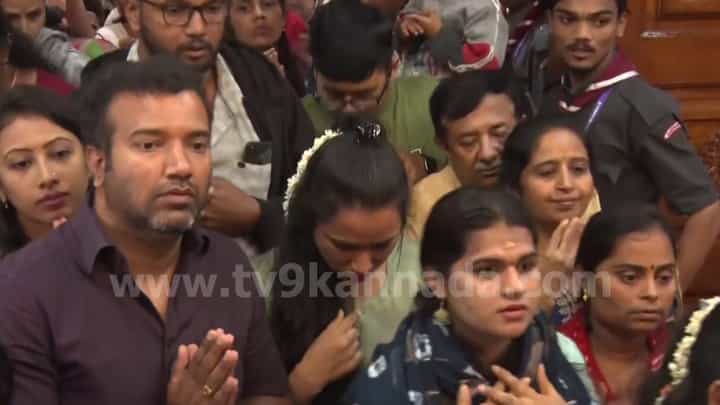 Hasanamba Darshan: ಹಾಸನಾಂಬ ದರ್ಶನಕ್ಕೆ ನಾಲ್ಕನೇ ದಿನವೂ ಭಕ್ತ ಸಾಗರ Hasanamba Darshan: ಹಾಸನಾಂಬ ದರ್ಶನಕ್ಕೆ ನಾಲ್ಕನೇ ದಿನವೂ ಭಕ್ತ ಸಾಗರ