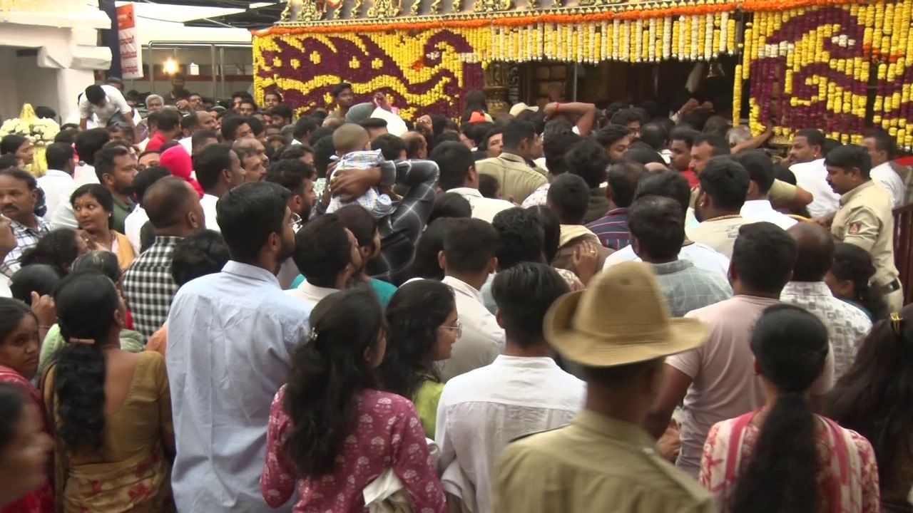 ಹಾಸನಾಂಬೆ ದರ್ಶನ: ಭಕ್ತ ಸಾಗರ ನಿಯತ್ರಿಸಲು ಪರದಾಟ, ನೇರ ದರ್ಶನ ಟಿಕೆಟ್, ವಿಐಪಿ ಪಾಸ್, 500 ವಿಶೇಷ ಬಸ್ ರದ್ದು ಹಾಸನಾಂಬೆ ದರ್ಶನ: ಭಕ್ತ ಸಾಗರ ನಿಯತ್ರಿಸಲು ಪರದಾಟ, ನೇರ ದರ್ಶನ ಟಿಕೆಟ್, ವಿಐಪಿ ಪಾಸ್, 500 ವಿಶೇಷ ಬಸ್ ರದ್ದು