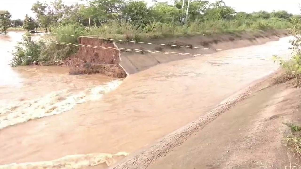 Due to unscientific work, Tunga upper bank canal broke and the water entered the farmer's land haveri kannada news