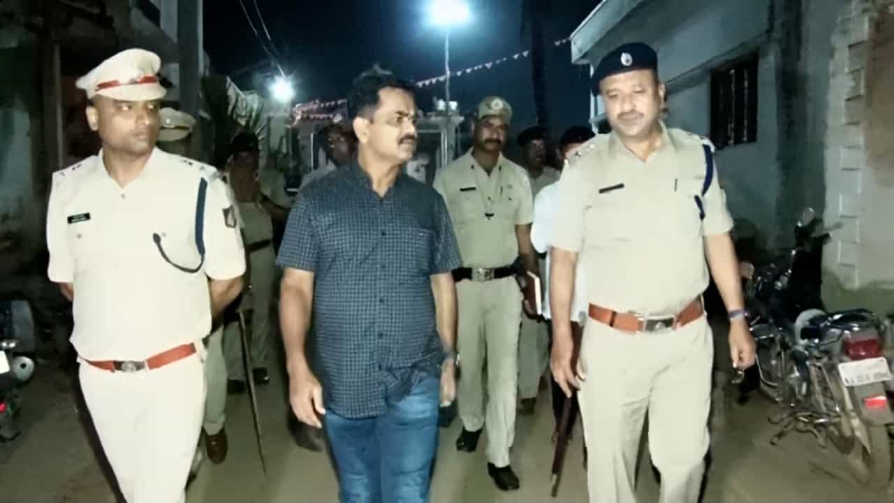 ಹಾವೇರಿ ಕಡಕೋಳದಲ್ಲಿ ವಕ್ಫ್ ಗಲಾಟೆ: ಮನೆ ಖಾಲಿ ಮಾಡಿಸಬಹುದೆಂಬ ಭೀತಿಯಿಂದ ಕಲ್ಲು ತೂರಾಟ ಹಾವೇರಿ ಕಡಕೋಳದಲ್ಲಿ ವಕ್ಫ್ ಗಲಾಟೆ: ಮನೆ ಖಾಲಿ ಮಾಡಿಸಬಹುದೆಂಬ ಭೀತಿಯಿಂದ ಕಲ್ಲು ತೂರಾಟ
