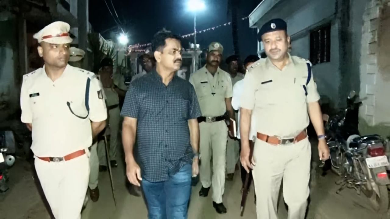 ಹಾವೇರಿ ಕಡಕೋಳದಲ್ಲಿ ವಕ್ಫ್ ಗಲಾಟೆ: ಮನೆ ಖಾಲಿ ಮಾಡಿಸಬಹುದೆಂಬ ಭೀತಿಯಿಂದ ಕಲ್ಲು ತೂರಾಟ ಹಾವೇರಿ ಕಡಕೋಳದಲ್ಲಿ ವಕ್ಫ್ ಗಲಾಟೆ: ಮನೆ ಖಾಲಿ ಮಾಡಿಸಬಹುದೆಂಬ ಭೀತಿಯಿಂದ ಕಲ್ಲು ತೂರಾಟ