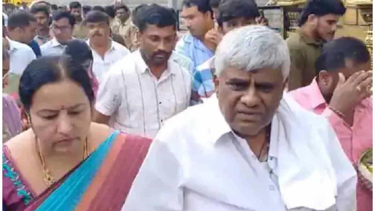 ಹಾಸನಾಂಬೆ ದರ್ಶನದ ಅವ್ಯವಸ್ಥೆ: ರೇವಣ್ಣ ಕೆಂಡಾಮಂಡಲ, ಡಿಸಿ ವಿರುದ್ಧ ತನಿಖೆಗೆ ಆಗ್ರಹ ಹಾಸನಾಂಬೆ ದರ್ಶನದ ಅವ್ಯವಸ್ಥೆ: ರೇವಣ್ಣ ಕೆಂಡಾಮಂಡಲ, ಡಿಸಿ ವಿರುದ್ಧ ತನಿಖೆಗೆ ಆಗ್ರಹ