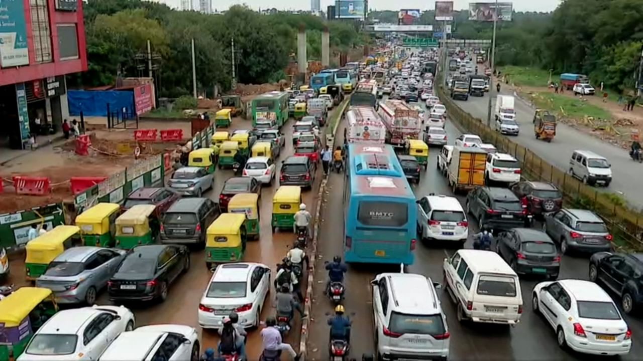 ಇಂದು (ಸೋಮವಾರ) ಬೆಳಗ್ಗೆ ಬೆಂಗಳೂರಿನಾದ್ಯಂತ ಭಾರಿ ಸಂಚಾರ ದಟ್ಟಣೆ ಕಂಡುಬಂದಿದೆ. ವಾಹನಗಳ ವಿಪರೀತ ಒಳಹರಿವಿನಿಂದ ಈ ದಟ್ಟಣೆ ಉಂಟಾಗಿದೆ ಎಂದು ಬೆಂಗಳೂರಿನ ಜಂಟಿ ಆಯುಕ್ತ (ಸಂಚಾರ) ಎಂಎನ್ ಅನುಚೇತ್ ತಿಳಿಸಿದ್ದಾರೆ.