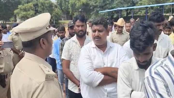 ಬೀದರ್ನಲ್ಲಿ ರೌಡಿಶೀಟರ್ಗಳ ಬೆವರಿಳಿಸಿದ ಎಸ್ಪಿ; ವಿಡಿಯೋ ನೋಡಿ ಬೀದರ್ನಲ್ಲಿ ರೌಡಿಶೀಟರ್ಗಳ ಬೆವರಿಳಿಸಿದ ಎಸ್ಪಿ; ವಿಡಿಯೋ ನೋಡಿ