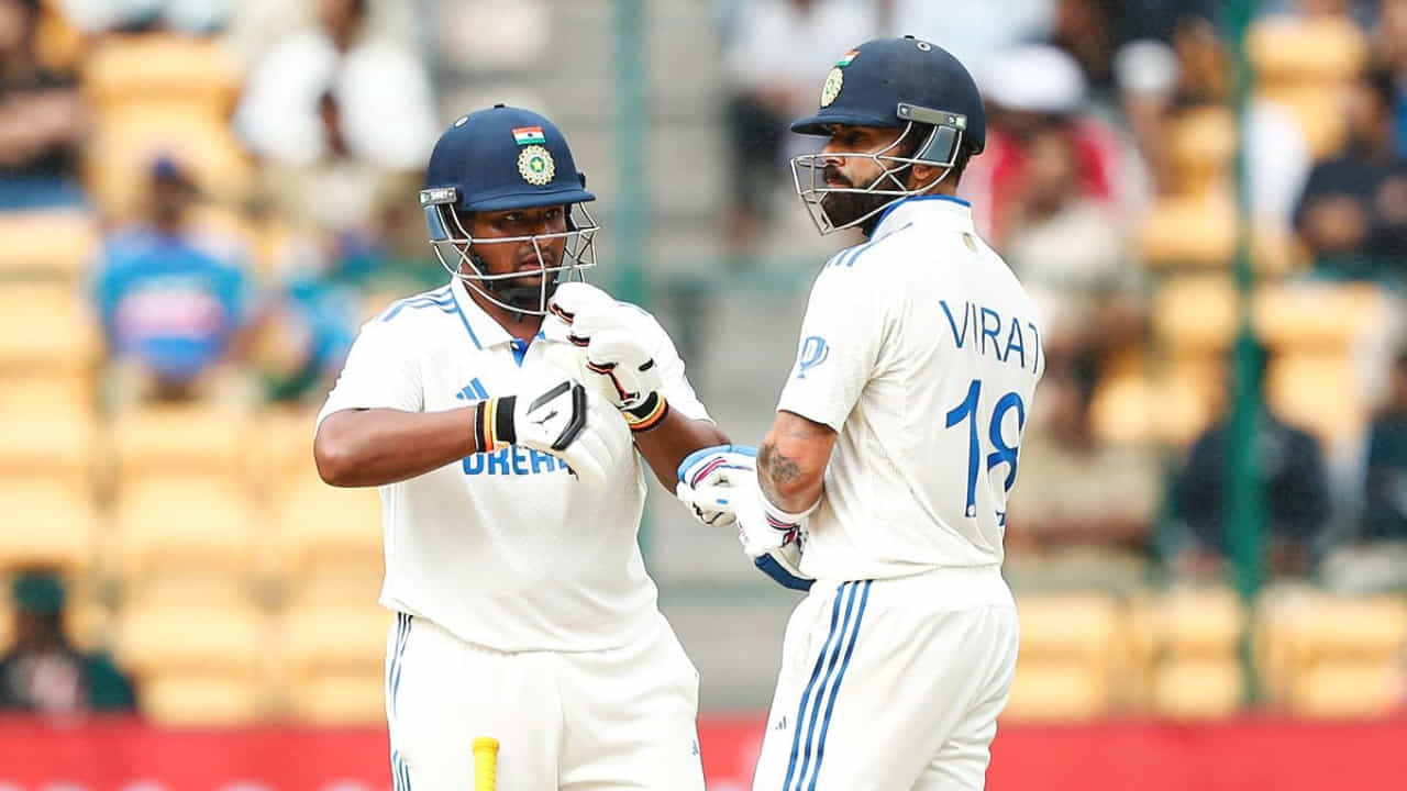 ಭಾರತ ಮತ್ತು ನ್ಯೂಜಿಲೆಂಡ್ ನಡುವೆ ನಡೆಯುತ್ತಿರುವ ಬೆಂಗಳೂರು ಟೆಸ್ಟ್ ಪಂದ್ಯದ ಮೂರನೇ ದಿನ ಉಭಯ ತಂಡಗಳಿಂದ ಅದ್ಭುತ ಆಟ ಕಂಡು ಬಂದಿತು. ನ್ಯೂಜಿಲೆಂಡ್ನ ಮೊದಲ ಇನ್ನಿಂಗ್ಸ್ 402 ರನ್ಗಳಿಗೆ ಕೊನೆಗೊಂಡಿತು. ಇದಕ್ಕೆ ಪ್ರತಿಯಾಗಿ ಟೀಂ ಇಂಡಿಯಾ ಕೂಡ ಉತ್ತಮ ಹೋರಾಟ ನೀಡುತ್ತಿದೆ. ದಿನದಾಟದಂತ್ಯಕ್ಕೆ ಭಾರತ ತಂಡ 3 ವಿಕೆಟ್ ಕಳೆದುಕೊಂಡು 231 ರನ್ ಕಲೆಹಾಕಿದೆ.