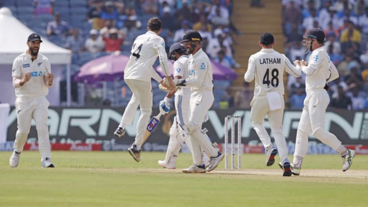 ಮೂರು ಪಂದ್ಯಗಳ ಟೆಸ್ಟ್ ಸರಣಿಯ ಮೊದಲೆರಡು ಪಂದ್ಯಗಳನ್ನು ಗೆಲ್ಲುವ ಮೂಲಕ ಕಿವೀಸ್ ತಂಡ ಭಾರತ ತಂಡದ ವಿರುದ್ಧ ಐತಿಹಾಸಿಕ ಟೆಸ್ಟ್ ಸರಣಿಯನ್ನು ಗೆದ್ದುಕೊಂಡಿದೆ. 12 ವರ್ಷಗಳ ಹಿಂದೆ ಇಂಗ್ಲೆಂಡ್ ವಿರುದ್ಧ ತವರಿನಲ್ಲಿ ಟೆಸ್ಟ್ ಸರಣಿ ಸೋತಿದ್ದ ಟೀಂ ಇಂಡಿಯಾ ಇದೀಗ ನ್ಯೂಜಿಲೆಂಡ್ ವಿರುದ್ಧ ತವರಿನಲ್ಲಿ ಮೊದಲ ಟೆಸ್ಟ್ ಸರಣಿಯನ್ನು ಕಳೆದುಕೊಂಡಿದೆ. ಅಷ್ಟಕ್ಕೂ ಪುಣೆ ಟೆಸ್ಟ್ನಲ್ಲಿ ಭಾರತ ಸೋತಿದ್ಯಾಕೆ ಎಂಬುದಕ್ಕೆ ಕಾರಣ ಹುಡುಕುತ್ತಾ ಹೋದರೆ...