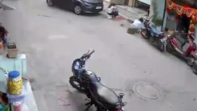 ರಂಗೋಲಿ ಹಾಕುತ್ತಿದ್ದ ಇಬ್ಬರು ಹುಡುಗಿಯರ ಮೇಲೆ ಕಾರು ಚಲಾಯಿಸಿದ ಬಾಲಕ ರಂಗೋಲಿ ಹಾಕುತ್ತಿದ್ದ ಇಬ್ಬರು ಹುಡುಗಿಯರ ಮೇಲೆ ಕಾರು ಚಲಾಯಿಸಿದ ಬಾಲಕ
