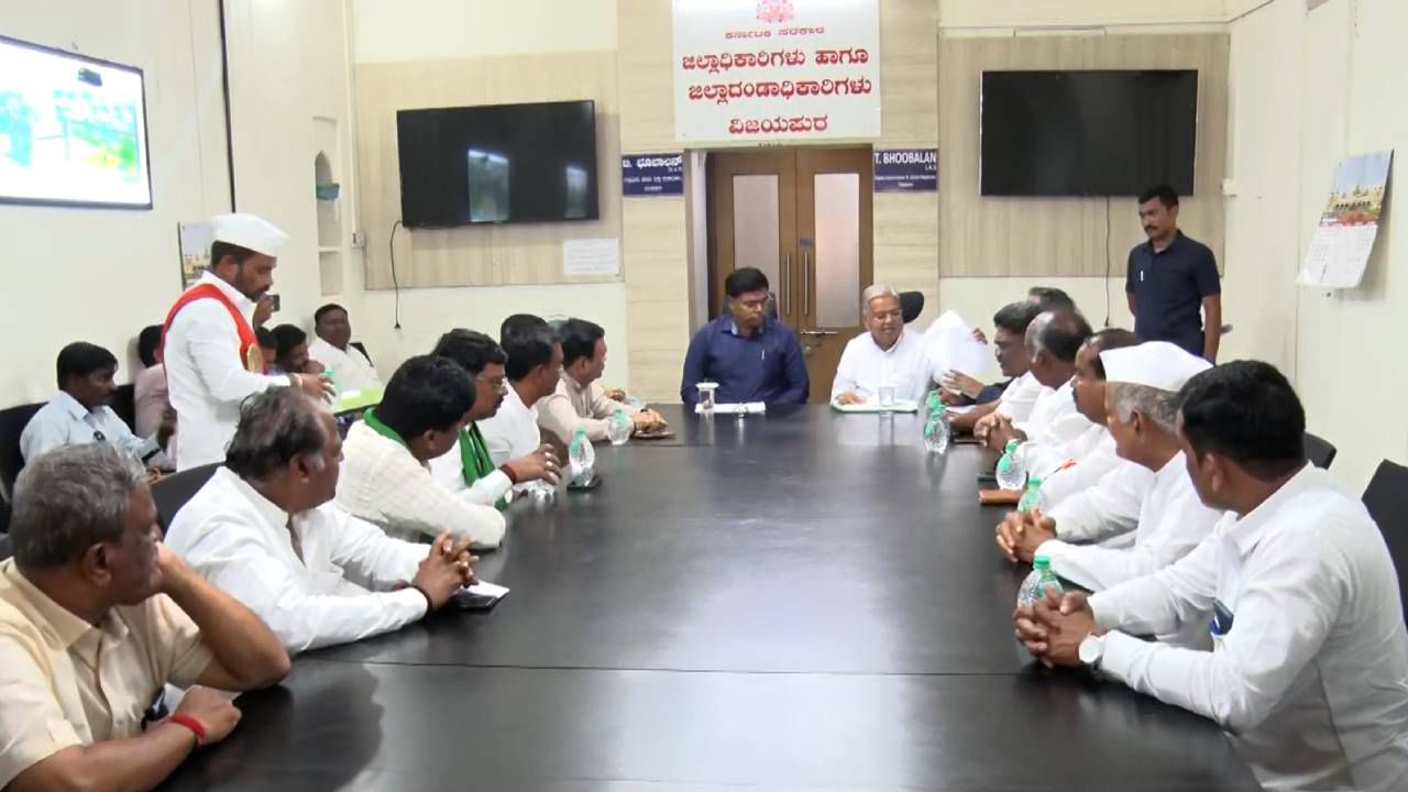 ವಕ್ಫ್ ವಿವಾದ: ಬಿಜೆಪಿ ತಂಡದ ಮುಂದೆ ಅಚ್ಚರಿಯ ಮಾಹಿತಿ ಬಿಚ್ಚಿಟ್ಟ ವಿಜಯಪುರ ಜಿಲ್ಲಾಧಿಕಾರಿ ವಕ್ಫ್ ವಿವಾದ: ಬಿಜೆಪಿ ತಂಡದ ಮುಂದೆ ಅಚ್ಚರಿಯ ಮಾಹಿತಿ ಬಿಚ್ಚಿಟ್ಟ ವಿಜಯಪುರ ಜಿಲ್ಲಾಧಿಕಾರಿ