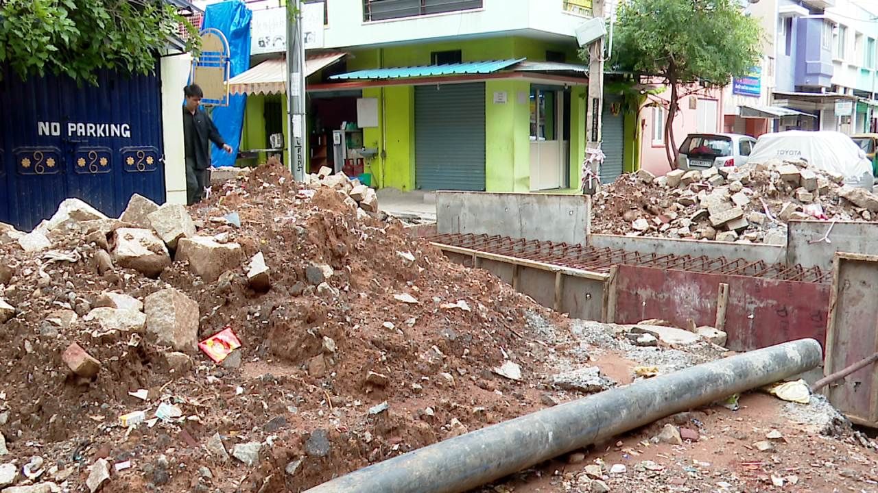 ರಾಜಾಜಿನಗರದ ಮಂಜುನಾಥ ನಗರದಲ್ಲಿ ಒಳ ಚರಂಡಿ ಕಾಮಗಾರಿ ಅರ್ಥಂಬರ್ಧ; ವಾಹನ ಸವಾರರ ಆಕ್ರೋಶ ರಾಜಾಜಿನಗರದ ಮಂಜುನಾಥ ನಗರದಲ್ಲಿ ಒಳ ಚರಂಡಿ ಕಾಮಗಾರಿ ಅರ್ಥಂಬರ್ಧ; ವಾಹನ ಸವಾರರ ಆಕ್ರೋಶ