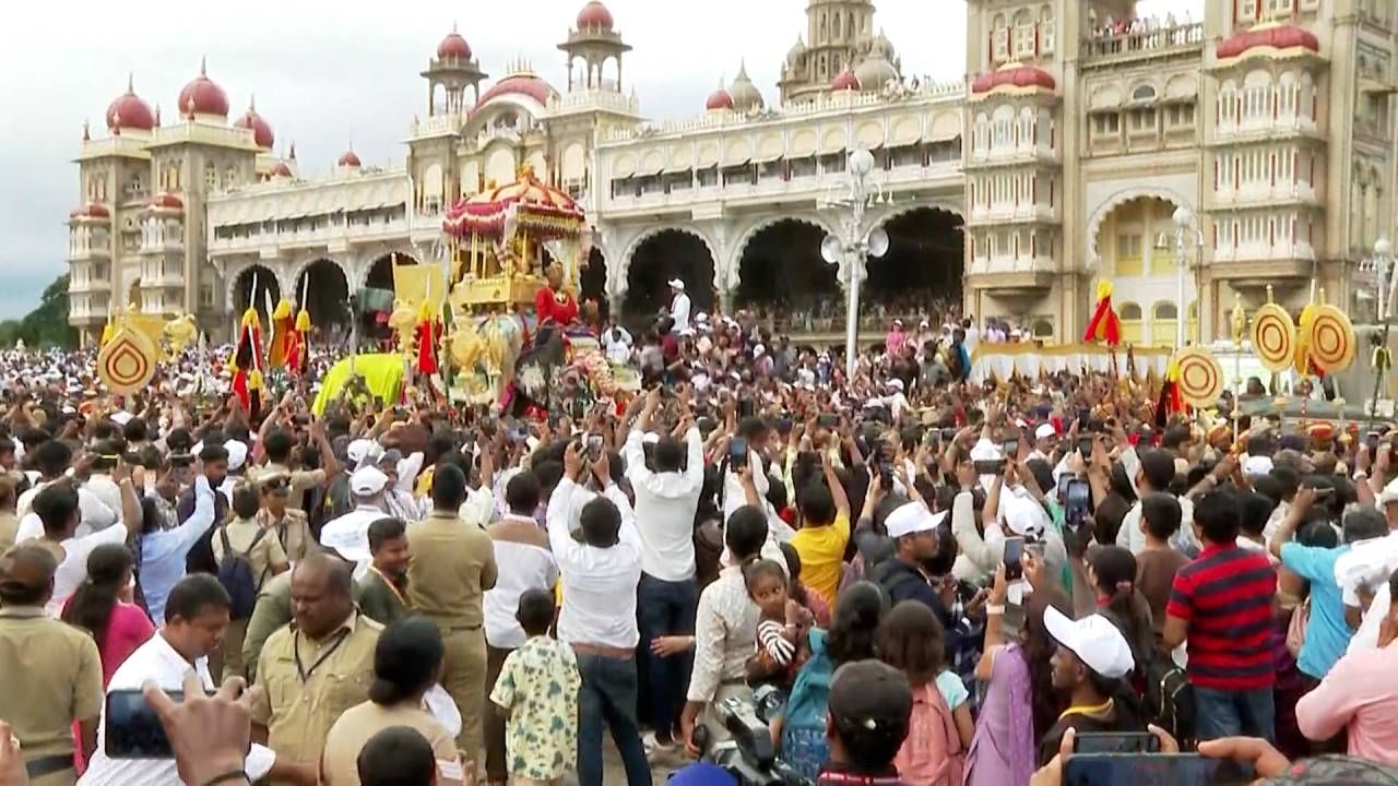 ವಿಶ್ವವಿಖ್ಯಾತ ಮೈಸೂರು ದಸರಾ ಜಂಬೂಸವಾರಿಗೆ ಅದ್ಧೂರಿ ಚಾಲನೆ ದೊರೆತಿದೆ. ಐತಿಹಾಸಿಕ ಜಂಬೂಸವಾರಿಗೆ ಮಲ್ಲಿಗೆ ನಗರಿ ಮೈಸೂರು ಸುಂದರವಾಗಿ ಸಜ್ಜಾಗಿತ್ತು. ಗಜಪಡೆಗಳ ಕ್ಯಾಪ್ಟನ್ ಅಭಿಮನ್ಯು ಪಡೆ ಚಿನ್ನದ ಅಂಬಾರಿ ಹೊತ್ತು ಸಾಗಿದ್ದಾನೆ. ಈ ಐತಿಹಾಸಿಕ ಕ್ಷಣವನ್ನು ಕ್ಯೋಟ್ಯಾಂತರ ಜನರು ಕಣ್ತುಂಬಿಕೊಂಡಿದ್ದಾರೆ.