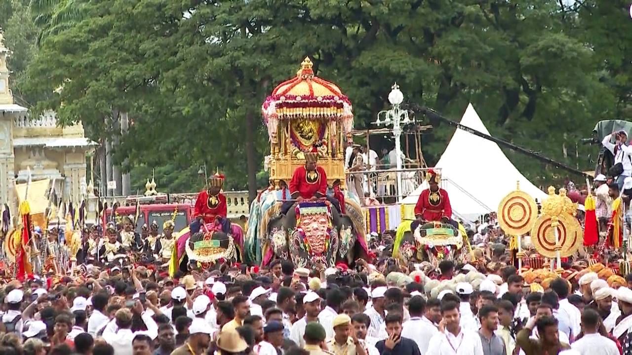 750 ಕೆಜಿ ತೂಕದ ಚಿನ್ನದ ಅಂಬಾರಿಯನ್ನು 5ನೇ ಬಾರಿಗೆ ಹೊತ್ತ ಕ್ಯಾಪ್ಟನ್ ಅಭಿಮನ್ಯು ರಾಜಗಾಂಭೀರ್ಯವಾಗಿ ಹೆಜ್ಜೆಹಾಕಿದ್ದಾನೆ. ಈ ವೇಳೆ ಕ್ಯಾಪ್ಟನ್​ ಅಭಿಮನ್ಯುಗೆ ಕುಮ್ಕಿ ಆನೆಗಳಾದ ಹಿರಣ್ಯ ಮತ್ತು ಲಕ್ಷ್ಮೀ ಸಾಥ್​​ ನೀಡಿದ್ದು,​ ಧನಂಜಯ ನಿಶಾನೆ ಆನೆಯಾಗಿದ್ದ. ಒಟ್ಟು 9 ಆನೆಗಳು ದಸರಾ ಮೆರವಣಿಗೆಯಲ್ಲಿ ಸಾಗಿವೆ.
