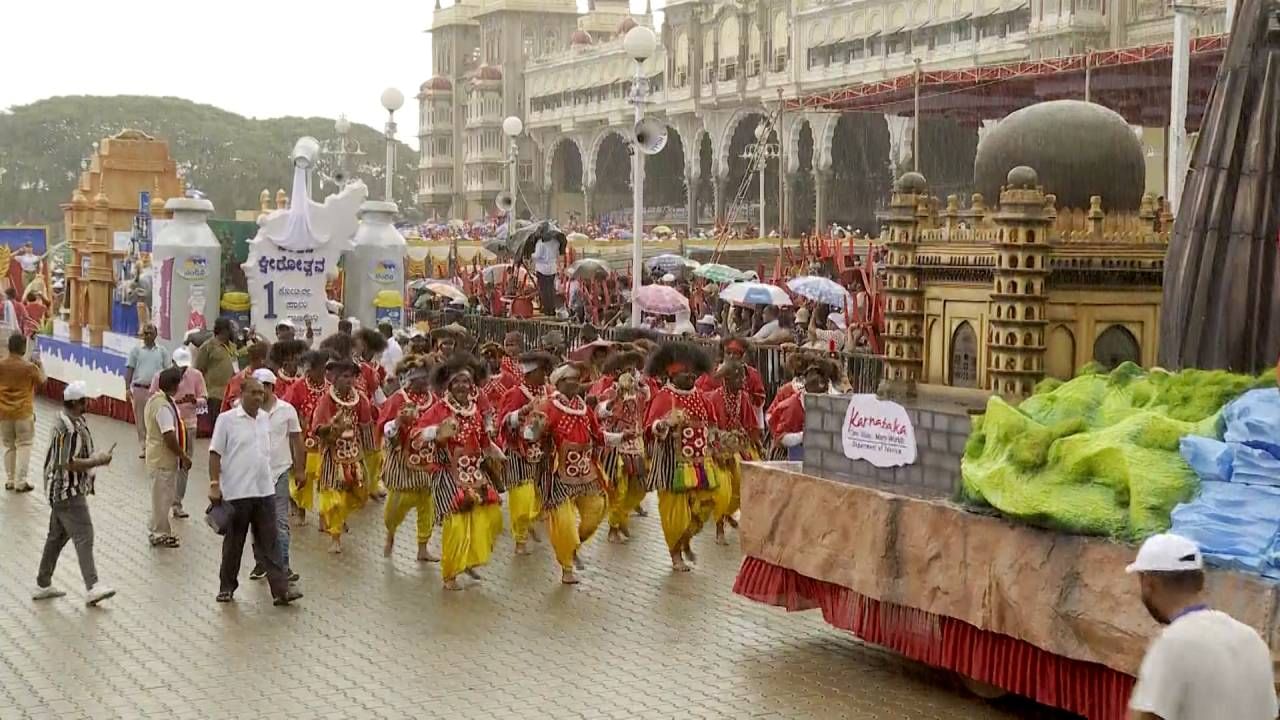 ಇನ್ನು 140 ಕ್ಕೂ ಹೆಚ್ಚು ಕಲಾ ತಂಡ ಹಾಗೂ 36 ಜಿಲ್ಲೆಗಳ 51 ಸ್ತಬ್ಧ ಚಿತ್ರಗಳು ಜಂಬೂಸವಾರಿಯಲ್ಲಿ ಭಾಗಿಯಾಗಿದ್ದವು. ಜಂಬೂ ಸವಾರಿ ನೋಡಲು ಬಂದ ಜನರಿಂದ ತಮಟೆ, ಡೋಲು ವಾದ್ಯಕ್ಕೆ ಭರ್ಜರಿ ಡ್ಯಾನ್ಸ್​ ಮಾಡಿದ್ದಾರೆ.