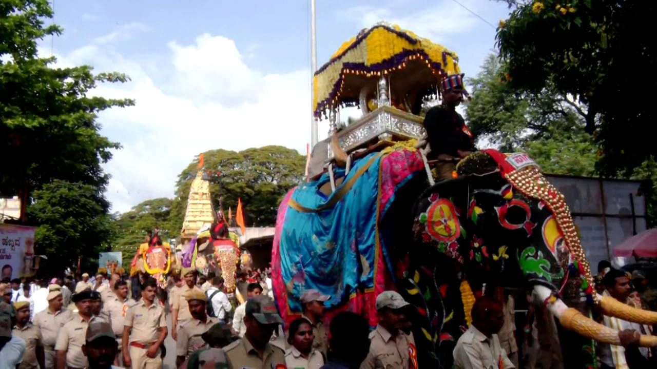 ಅರಮನೆಯಿಂದ ಆರಂಭಗೊಂಡಿದ್ದ ಜಂಬೂಸವಾರಿ ಅರಮನೆ, ಜಯಚಾಮರಾಜ ವೃತ್ತ, ಕೃಷ್ಣರಾಜೇಂದ್ರ ವೃತ್ತ,
ಸಯ್ಯಾಜಿರಾವ್ ರಸ್ತೆ, ಆಯುರ್ವೇದ ಆಸ್ಪತ್ರೆ ವೃತ್ತ, ಆರ್​​ಎಂಸಿ ವೃತ್ತ, ಬಂಬೂಬಜಾರ್​ ಮೂಲಕ ಬನ್ನಿಮಂಟಪ ತಲುಪಿತು.