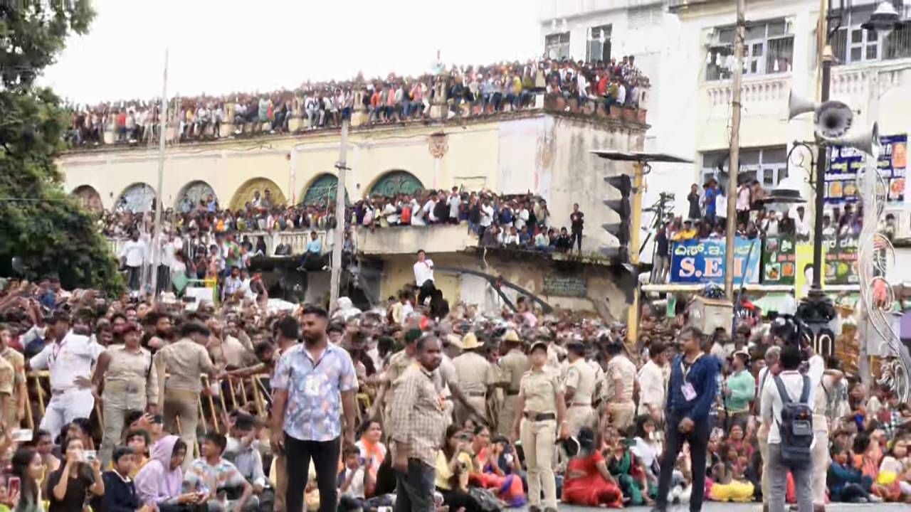 ಇನ್ನು ಜಂಬೂಸವಾರಿ ನಡೆಯುವ ದಾರಿಯುದ್ದಕ್ಕೂ ಮುಂಜಾಗ್ರತ ಕ್ರಮವಾಗಿ ಪೊಲೀಸ್ ಭದ್ರತೆ ನಿಯೋಜಿಸಲಾಗಿತ್ತು. ​    
