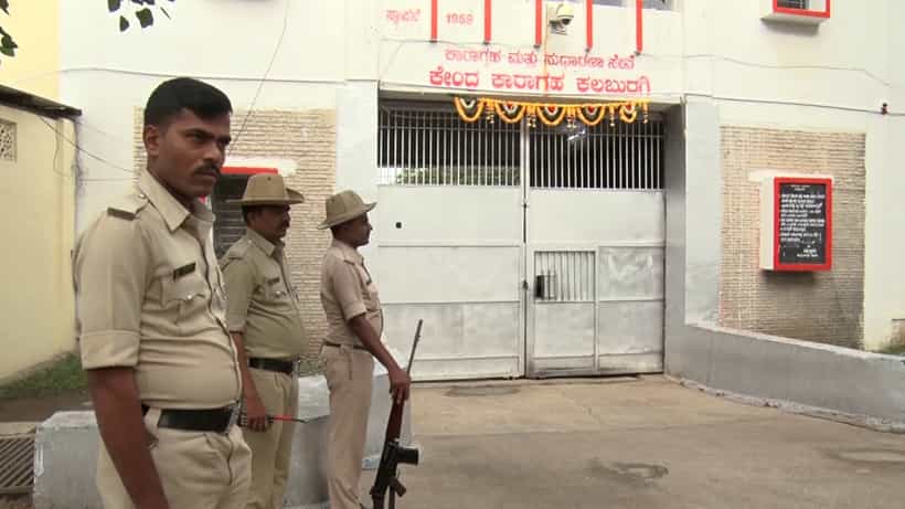 ಮತ್ತೆ ಬಯಲಾಯ್ತು ಕಲಬುರಗಿ ಸೆಂಟ್ರಲ್ ಜೈಲ್ ಕರ್ಮಕಾಂಡ: ಮೊಬೈಲ್, ಗಾಂಜಾ ಬಳಕೆಯೊಂದಿಗೆ ಬಿಂದಾಸ್ ಲೈಫ್!