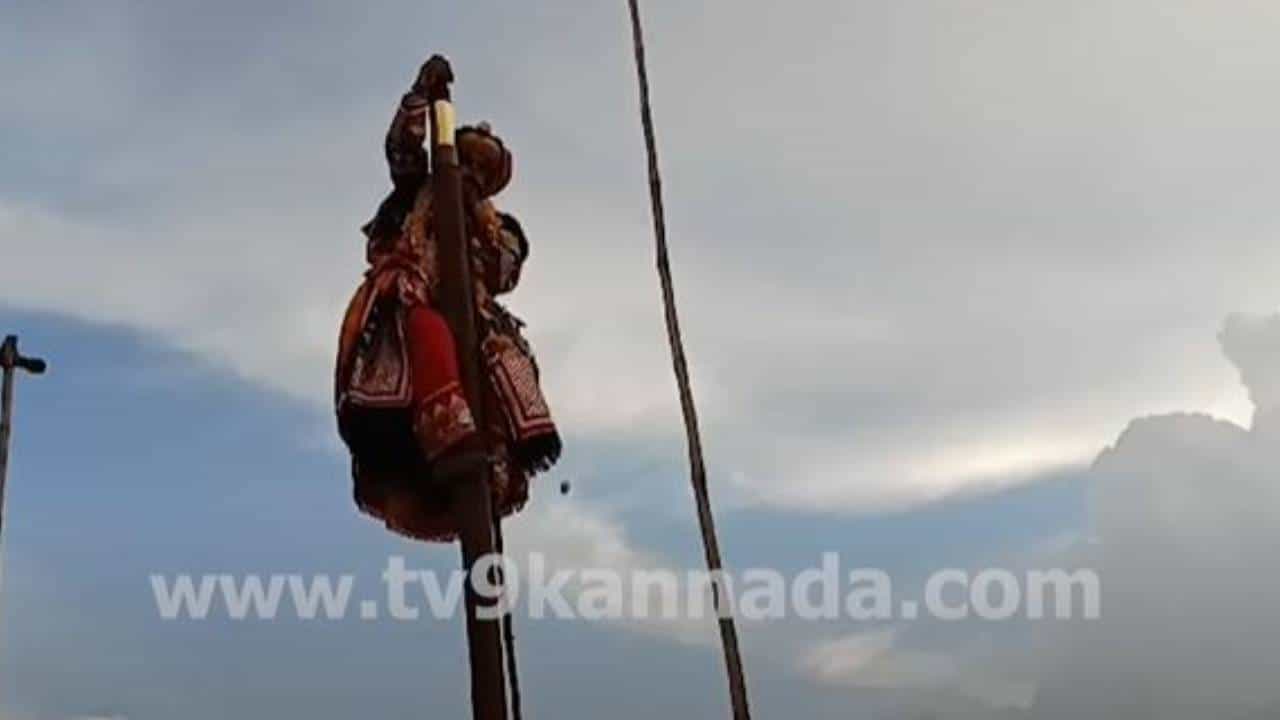 ‘ಆಕಾಶದತ್ತ ಚಿಗರಿತಲೇ ಬೇರು ಮುತ್ತಾಯಿತಲೇ ಪರಾಕ್’: ಗೊರವಯ್ಯನ ಕಾರ್ಣಿಕದ ಅರ್ಥ ಇಲ್ಲಿದೆ ‘ಆಕಾಶದತ್ತ ಚಿಗರಿತಲೇ ಬೇರು ಮುತ್ತಾಯಿತಲೇ ಪರಾಕ್’: ಗೊರವಯ್ಯನ ಕಾರ್ಣಿಕದ ಅರ್ಥ ಇಲ್ಲಿದೆ