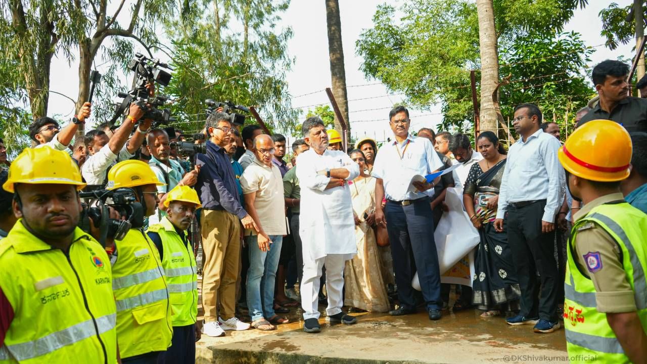 ಸೆಂಟಿಮೆಂಟ್ ಬೇಡ, ಅನಾಹುತವಾದರೆ ಯಾರು ಹೊಣೆ? ಎಲ್ಲರನ್ನೂ ಶಿಫ್ಟ್ ಮಾಡಿ. ಮನೆಯ ಡೋರ್ ಒಡೆದಾದ್ರೂ ಹೊರಗಡೆ ಕರೆದುಕೊಂಡು ಬನ್ನಿ. ಒಂದು ವಾರ ಬೇರೆ ಕಡೆ ನಿವಾಸಿಗಳಿಗೆ ವ್ಯವಸ್ಥೆ ಮಾಡಿ ಎಂದು ತುಷಾರ್​ ಗಿರಿನಾಥ್​ಗೆ ಡಿಕೆ ಶಿವಕುಮಾರ್​ ಖಡಕ್​ ಸೂಚನೆ ನೀಡಿದ್ದಾರೆ.
