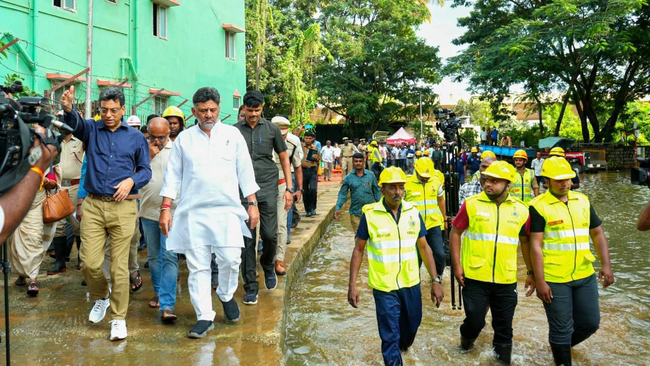 ಮಳೆಯಿಂದ ಆಗಿರುವ ತೊಂದರೆ ಕುರಿತು ಪರಿಶೀಲನೆ ನಡೆಸಿ, ಅಧಿಕಾರಿಗಳಿಗೆ ಹಾಗೂ ಎನ್​​ಡಿಆರ್​ಎಫ್​ ತಂಡಕ್ಕೆ ಅಗತ್ಯ ಸೂಚನೆಗಳನ್ನು ನೀಡಿದ್ದಾರೆ.
