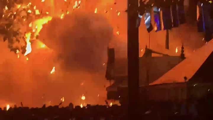 ಕೇರಳದ ಕಾಸರಗೋಡಿನಲ್ಲಿ ಪಟಾಕಿ ಅವಘಡ: ಭಯಾನಕ ವಿಡಿಯೋ ಇಲ್ಲಿದೆ ಕೇರಳದ ಕಾಸರಗೋಡಿನಲ್ಲಿ ಪಟಾಕಿ ಅವಘಡ: ಭಯಾನಕ ವಿಡಿಯೋ ಇಲ್ಲಿದೆ
