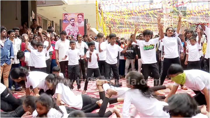 ಧ್ರುವ ಸರ್ಜಾ ನಟನೆಯ ‘ಮಾರ್ಟಿನ್’ ಸಿನಿಮಾಗೆ ಮಕ್ಕಳಿಂದ ಸಿಕ್ತು ಭರ್ಜರಿ ಸ್ವಾಗತ ಧ್ರುವ ಸರ್ಜಾ ನಟನೆಯ ‘ಮಾರ್ಟಿನ್’ ಸಿನಿಮಾಗೆ ಮಕ್ಕಳಿಂದ ಸಿಕ್ತು ಭರ್ಜರಿ ಸ್ವಾಗತ