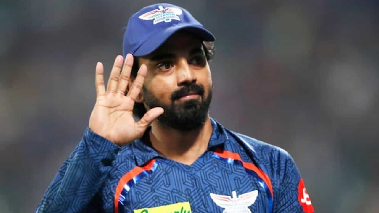 ಲಕ್ನೋ ಸೂಪರ್ ಜೈಂಟ್ಸ್ ಫ್ರಾಂಚೈಸಿಯು ಕೆಎಲ್ ರಾಹುಲ್ (KL Rahul) ಅವರನ್ನು ತಂಡದಿಂದ ಕೈ ಬಿಡುವುದು ಬಹುತೇಕ ಖಚಿತವಾಗಿದೆ. ಎಲ್ಎಸ್ಜಿ ಫ್ರಾಂಚೈಸಿಯ ಮೂಲಗಳ ಮಾಹಿತಿ ಪ್ರಕಾರ, ಲಕ್ನೋ ಸೂಪರ್ ಜೈಂಟ್ಸ್ ತಂಡದ ರಿಟೈನ್ ಲಿಸ್ಟ್ನಲ್ಲಿ ಕೆಎಲ್ ರಾಹುಲ್ ಅವರ ಹೆಸರಿಲ್ಲ. ಇದರೊಂದಿಗೆ ಅವರು ಮುಂಬರುವ ಮೆಗಾ ಹರಾಜಿನಲ್ಲಿ ಕಾಣಿಸಿಕೊಳ್ಳುವುದು ಕನ್ಫರ್ಮ್ ಆದಂತಾಗಿದೆ.