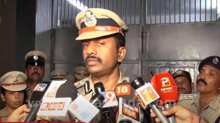 ಕಲಬುರಗಿ ಸೆಂಟ್ರಲ್ ಜೈಲಿನ ಮೇಲೆ ದಾಳಿ ನಡೆಸಿ ಫೋನ್ ಮತ್ತು ರಾಡ್ ವಶಪಡಿಸಿಕೊಳ್ಳಲಾಗಿದೆ: ಪೊಲೀಸ್ ಕಮೀಶನರ್ ಕಲಬುರಗಿ ಸೆಂಟ್ರಲ್ ಜೈಲಿನ ಮೇಲೆ ದಾಳಿ ನಡೆಸಿ ಫೋನ್ ಮತ್ತು ರಾಡ್ ವಶಪಡಿಸಿಕೊಳ್ಳಲಾಗಿದೆ: ಪೊಲೀಸ್ ಕಮೀಶನರ್