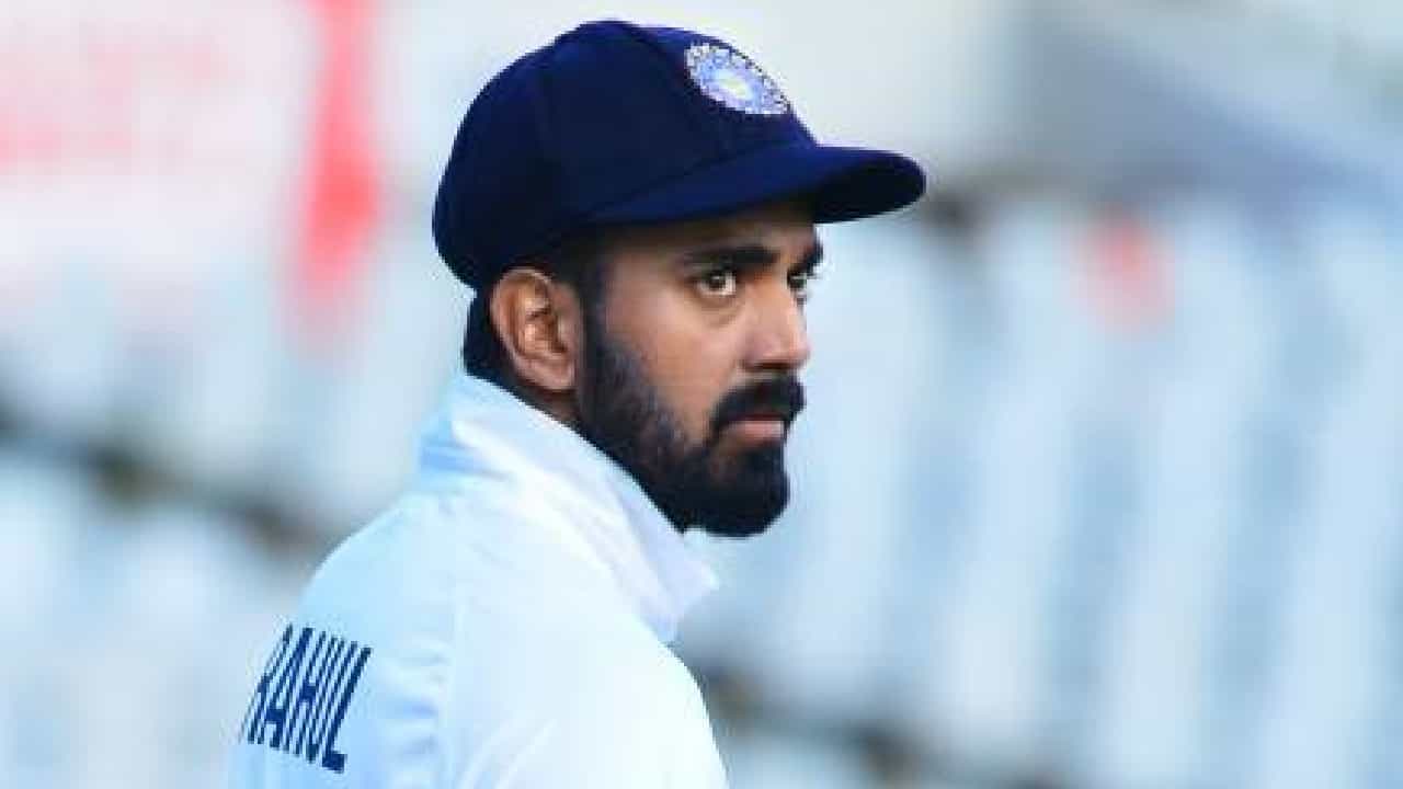 ಭಾರತ ಮತ್ತು ನ್ಯೂಝಿಲೆಂಡ್ ನಡುವಣ ದ್ವಿತೀಯ ಟೆಸ್ಟ್ ಪಂದ್ಯವು ಶುರುವಾಗಿದೆ. ಪುಣೆಯ ಎಂಸಿಎ ಸ್ಟೇಡಿಯಂನಲ್ಲಿ ನಡೆಯುತ್ತಿರುವ ಈ ಪಂದ್ಯಕ್ಕಾಗಿ ಟೀಮ್ ಇಂಡಿಯಾ ಮೂರು ಬದಲಾವಣೆ ಮಾಡಿದೆ. ಈ ಬದಲಾವಣೆಯೊಂದಿಗೆ ಅನುಭವಿ ಆಟಗಾರ ಕೆಎಲ್ ರಾಹುಲ್ ಪ್ಲೇಯಿಂಗ್ ಇಲೆವೆನ್ನಿಂದ ಹೊರಬಿದ್ದಿದ್ದಾರೆ.