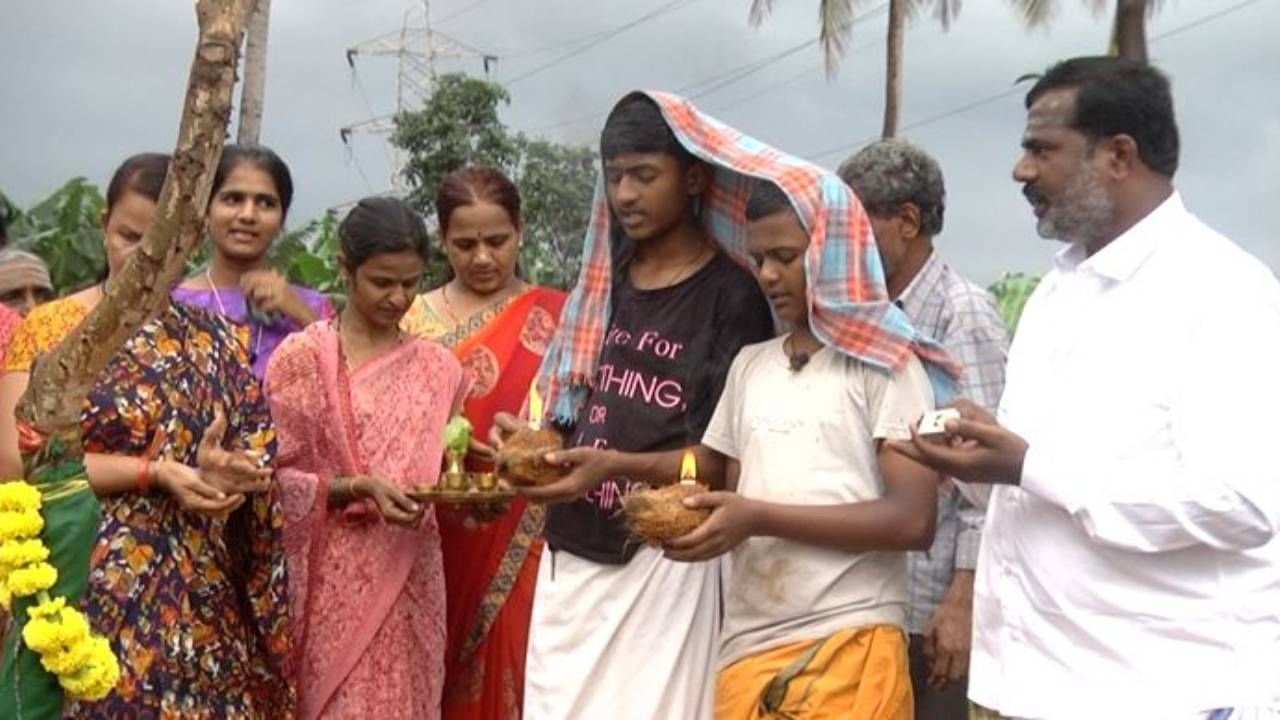 ಸೀಗೆ ಹುಣ್ಣಿಮೆಯ ಸಂಭ್ರಮಕ್ಕೆ ಈ ಭಾರಿ ಮಳೆ ಅಡ್ಡಿ ಮಾಡಿದೆ. ಒಂದೆಡೆ ಮಳೆಯಿಂದ ಬೆಳೆ ಕಳೆದುಕೊಂಡು ರೈತರು ಕಂಗಾಲಾಗಿದ್ದಾರೆ. ಇನ್ನೊಂದೆಡೆ ನಿರಂತರ ಮಳೆಯಿಂದ ಹಬ್ಬದ ಸಂಭ್ರಮಕ್ಕೆ ಸ್ವಲ್ಪ ತೊದರೆಯಾಗಿದೆ. ಆದರೂ ಕೂಡ ರೈತರು ಮಳೆಯಲ್ಲಿಯೇ ಹಬ್ಬವನ್ನು ಆಚರಿಸಿ ಸಂಭ್ರಮಸಿದ್ದಾರೆ. ಭೂಮಿ ತಾಯಿಗೆ ನಮಿಸಿ, ಭೂತಾಯಿ ನಮ್ಮನ್ನು ಕೈಬಿಡದಂತೆ ಪ್ರಾರ್ಥಿಸಿದ್ದಾರೆ. 
