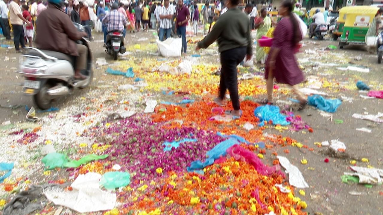 Dasara: Stinky KR market, garbage piles along the road around Bengaluru